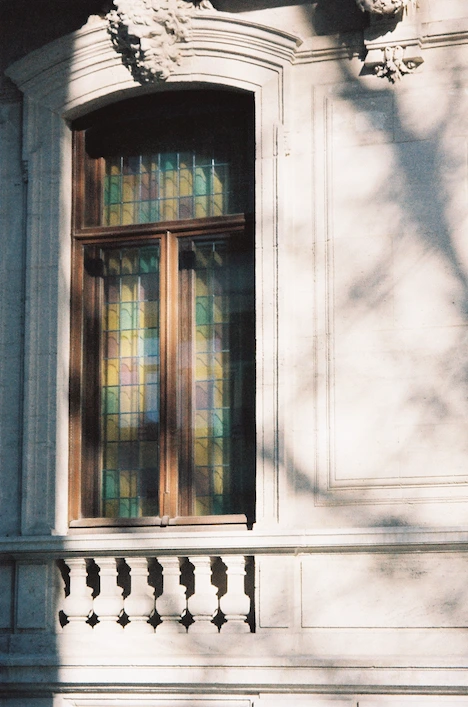 Exemple du film OptiColour avec une photo de facades de maisons dans Bruxelles