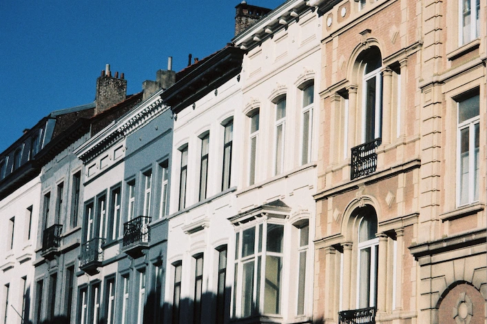 Exemple du film OptiColour avec une photo de facades de maisons dans Bruxelles