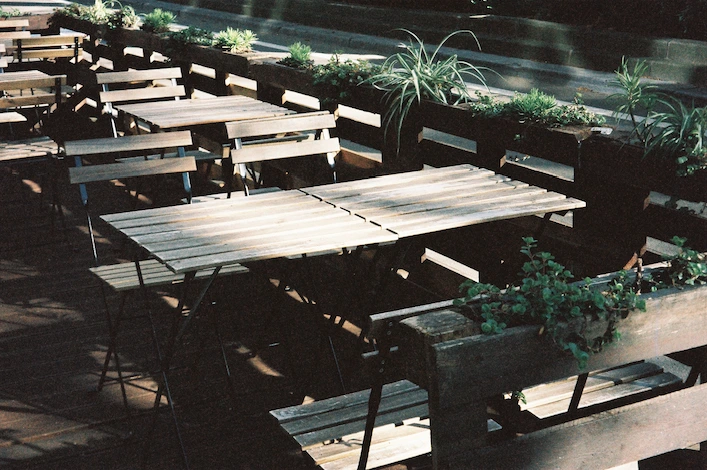 Exemple du film OptiColour avec une photo d'une terrase de restaurant dans Bruxelles