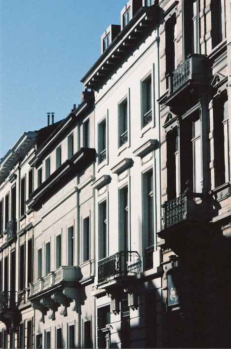 Exemple du film OptiColour avec une photo de facades de maisons dans Bruxelles