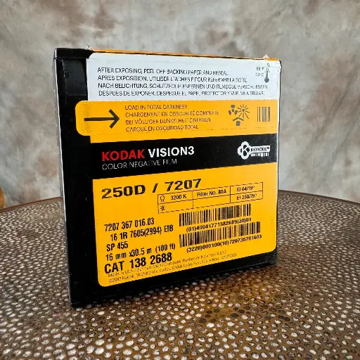 Kodak Vision3 250D 16 mm – 30,5 m (100 ft)